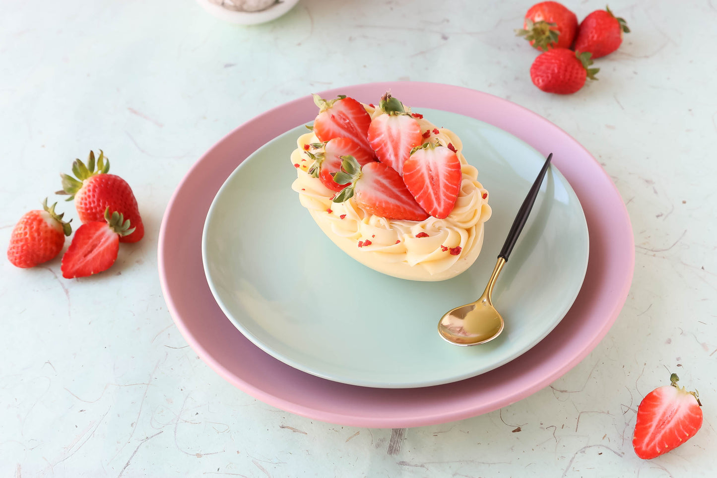 CHAMPAGNE WITH STRAWBERRY EASTER EGG