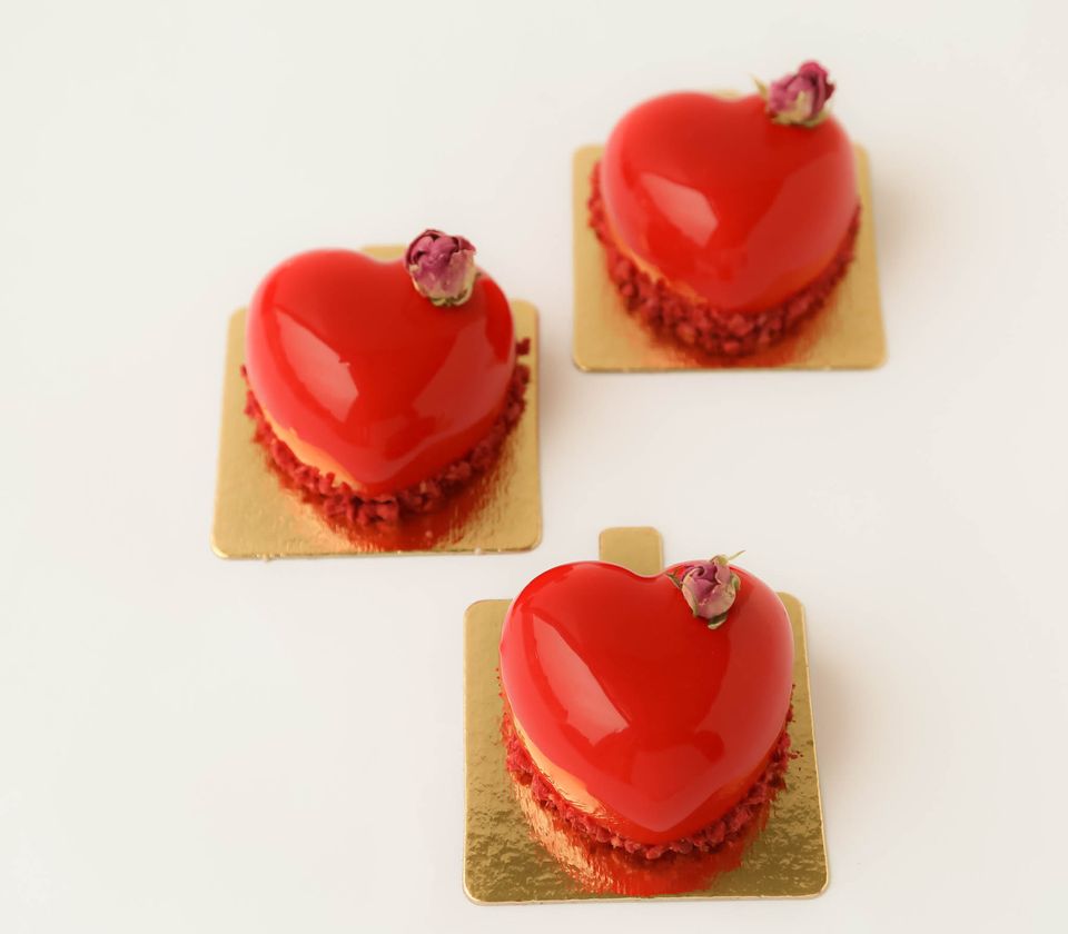 Secrettaart Champagne Strawberry Entremet Cake
